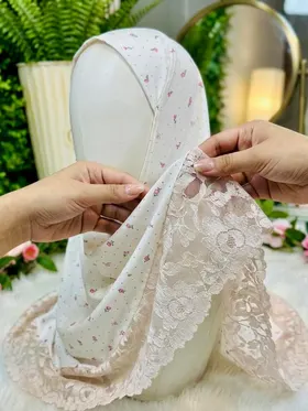 হোয়াইট মিনি বো হিজাবের ক্লোজ-আপ